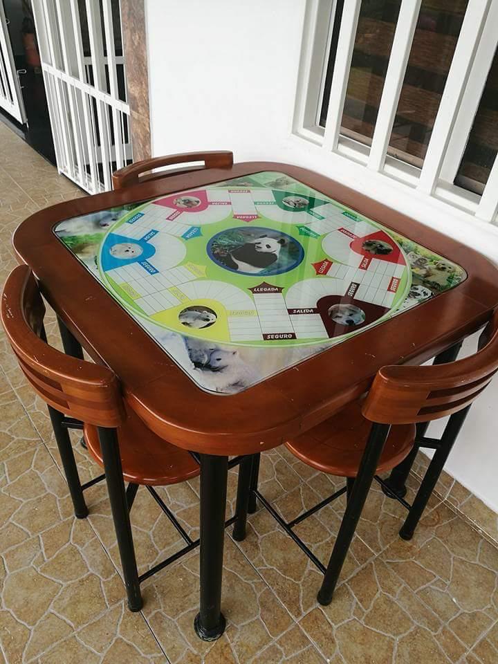 Mesa de juegos de mesa en la terraza